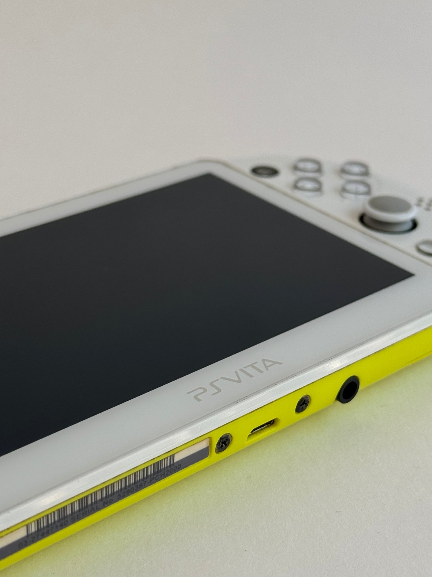 PS VITA 2000 - Lime Green