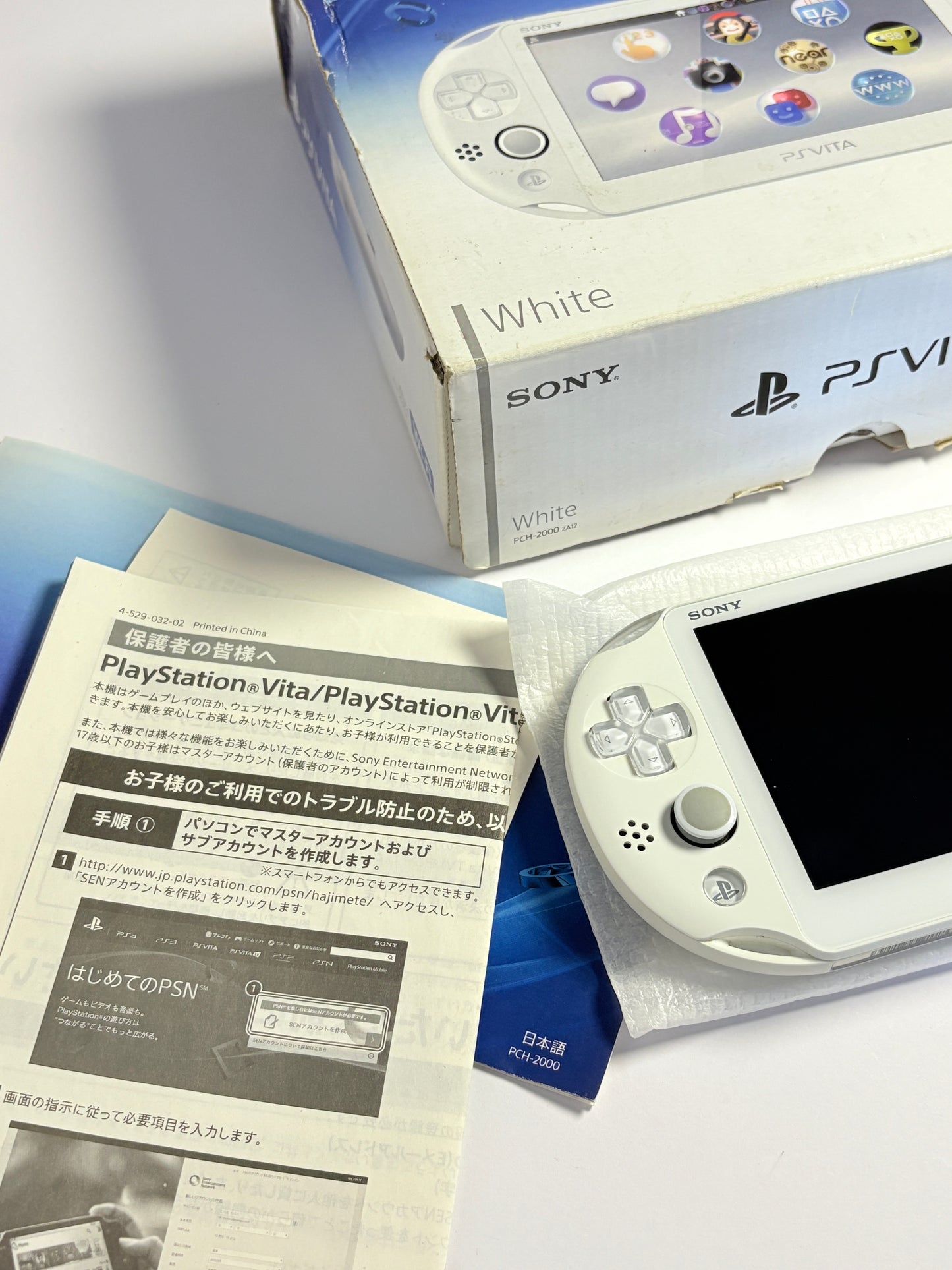 Ps Vita 2000 - White w Original box and acessories