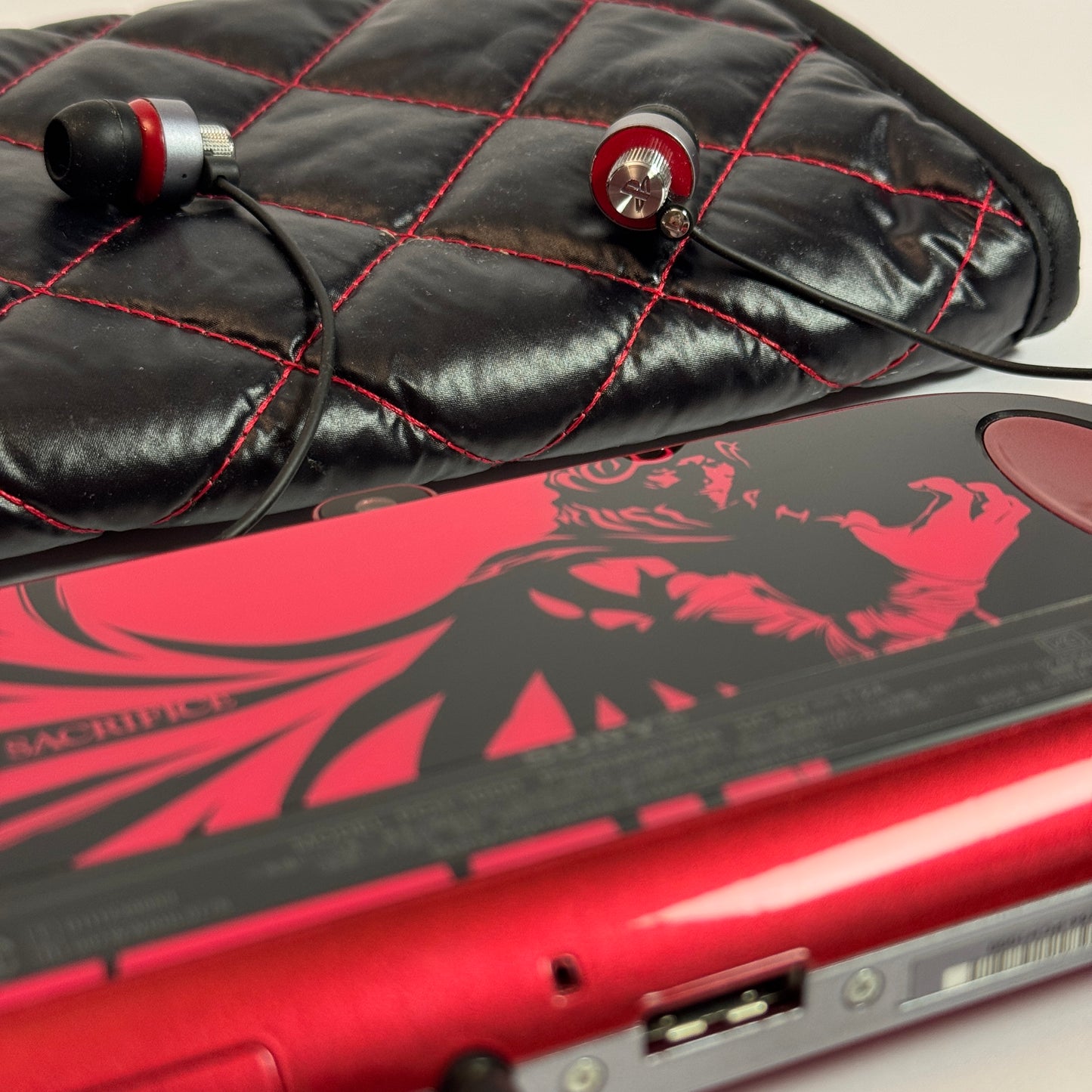 Ps Vita 1000 - Soul Sacrifice edition w original pouch and earbuds