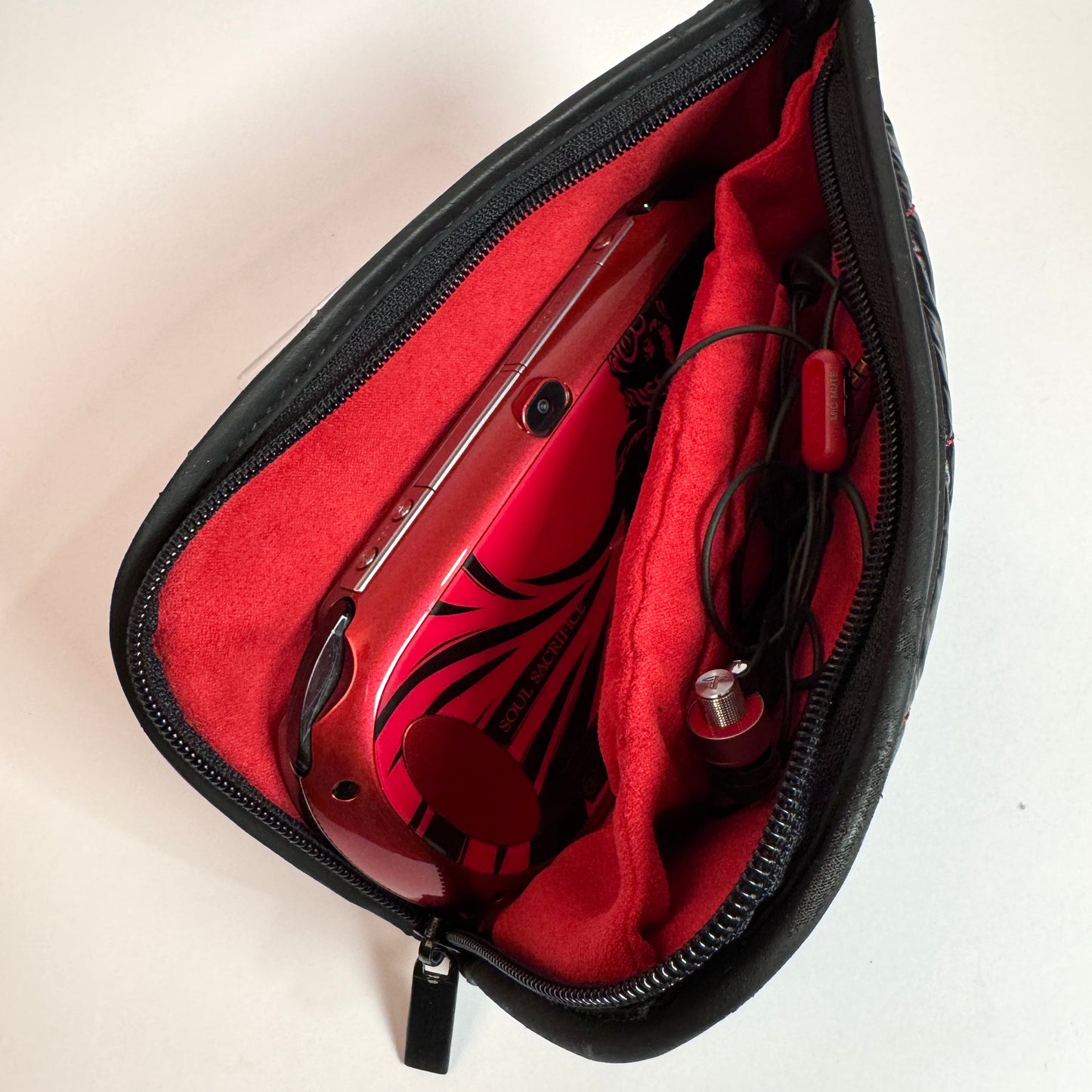 Ps Vita 1000 - Soul Sacrifice edition w original pouch and earbuds