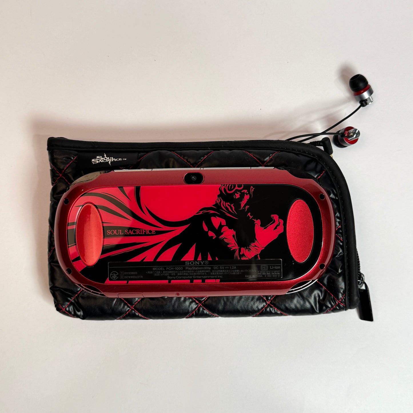 Ps Vita 1000 - Soul Sacrifice edition w original pouch and earbuds