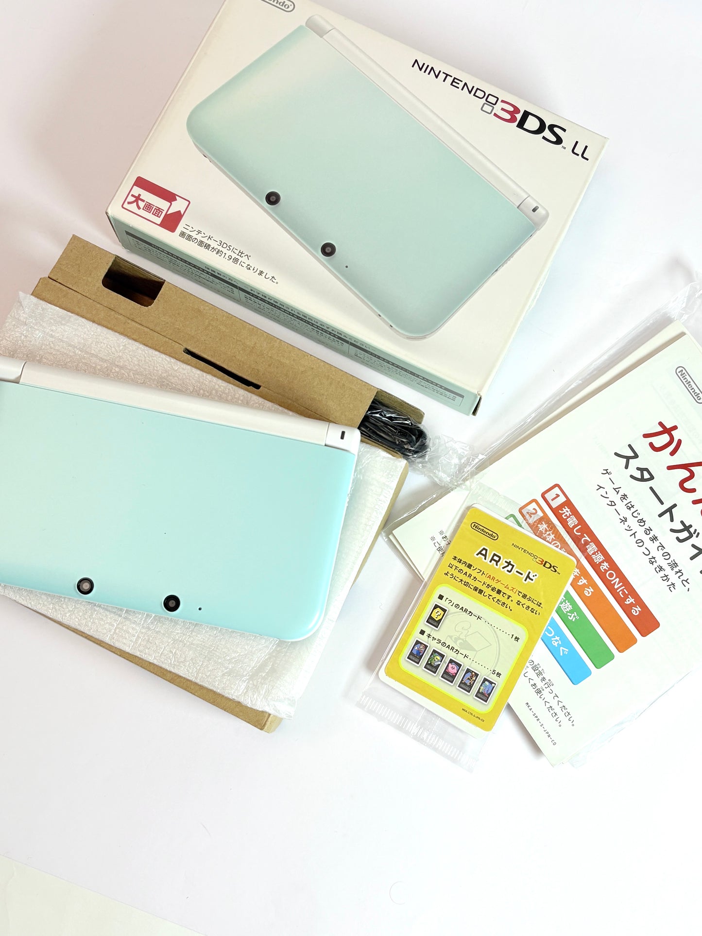 Nintendo 3DS LL - Mint and White w original box