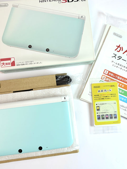 Nintendo 3DS LL - Mint and White w original box
