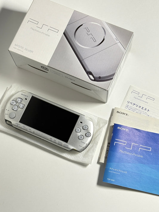 PSP 3000 - Silver w original box and acessories