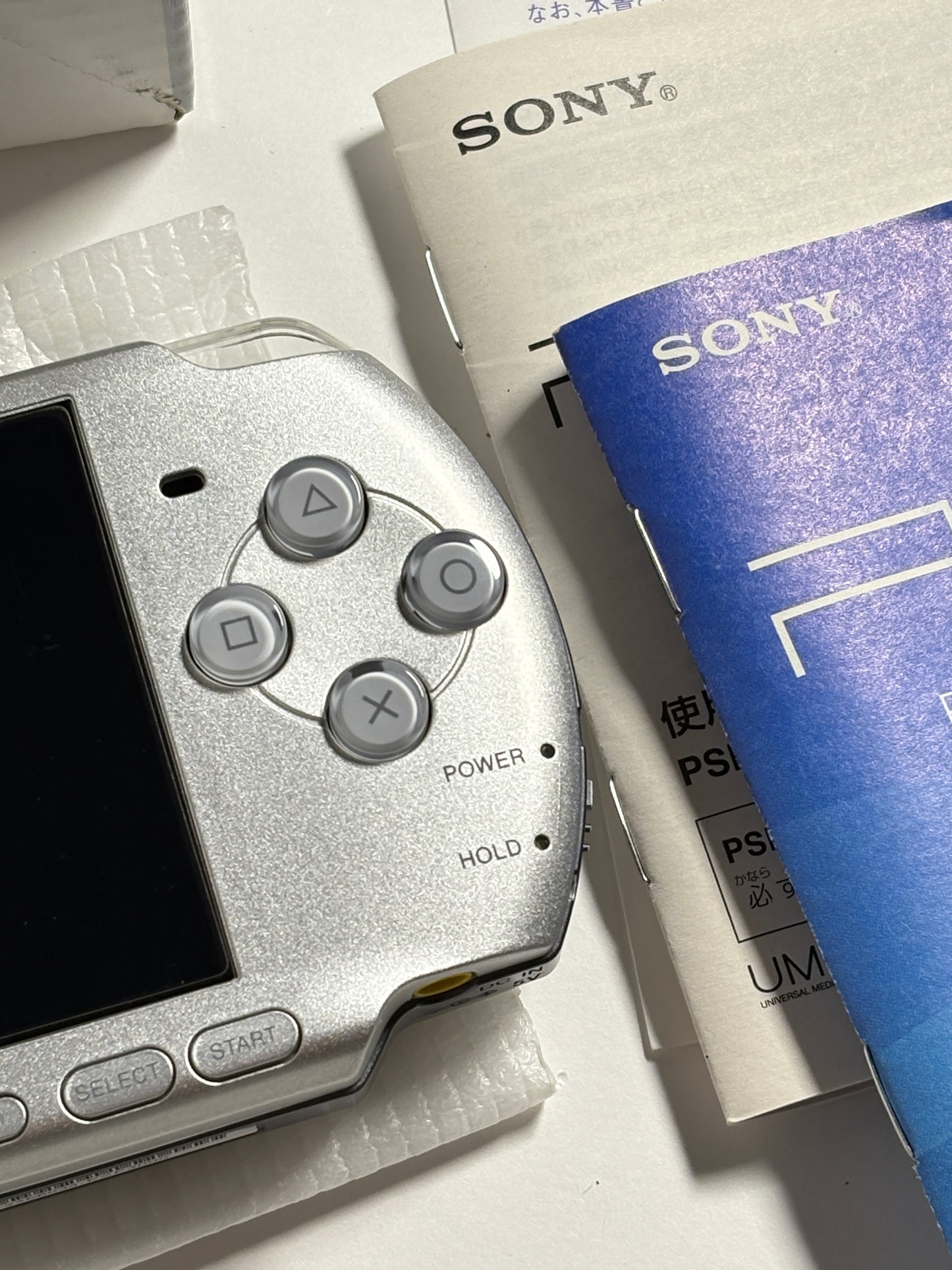 PSP 3000 - Silver w original box and acessories