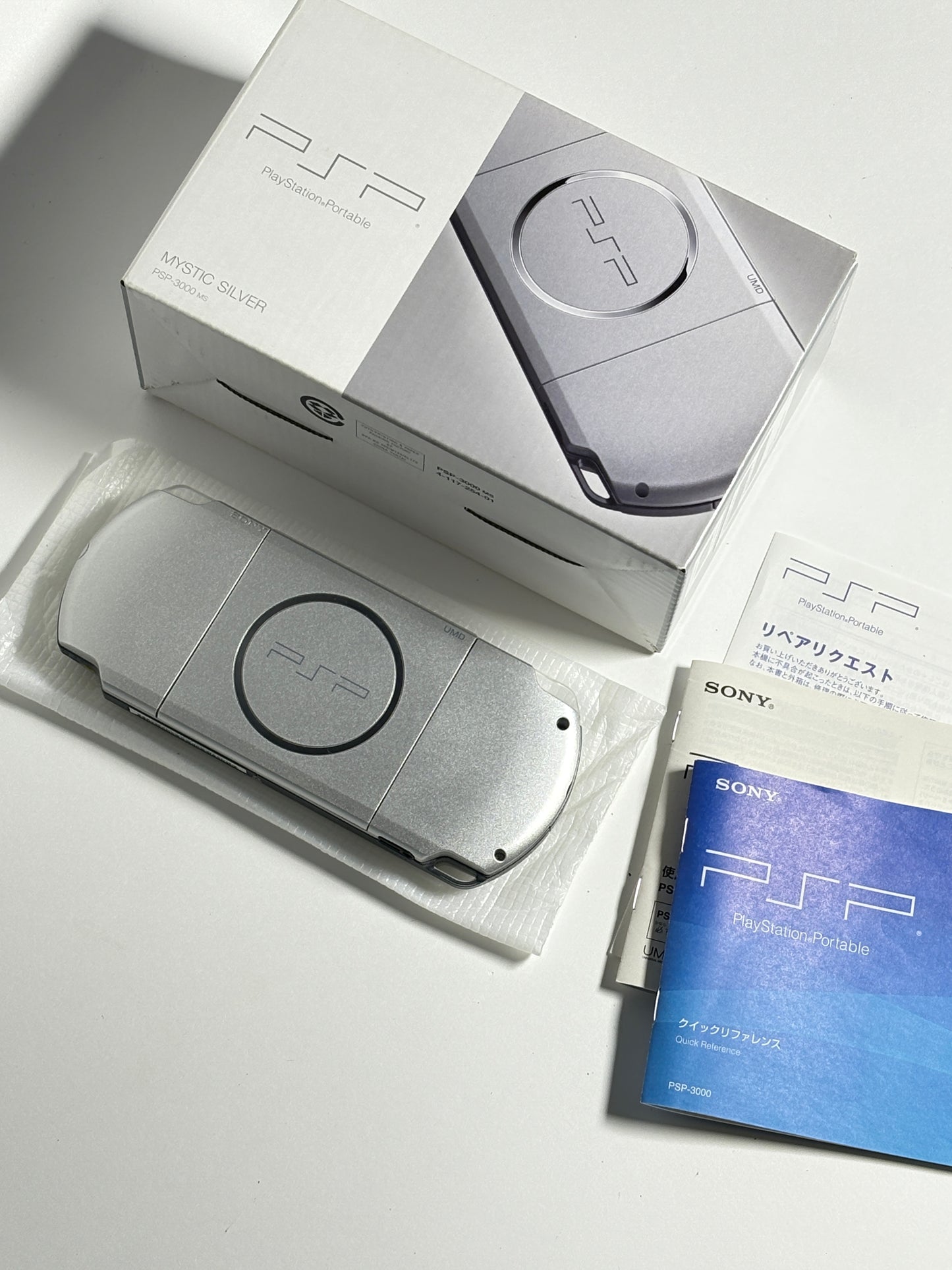 PSP 3000 - Silver w original box and acessories