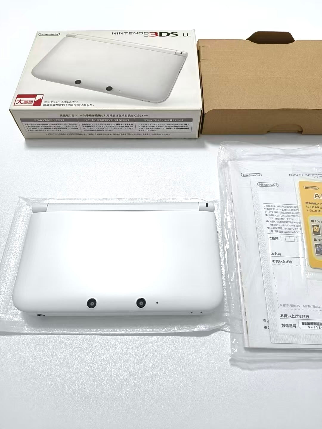 Nintendo 3DS LL - White w original box and acessories