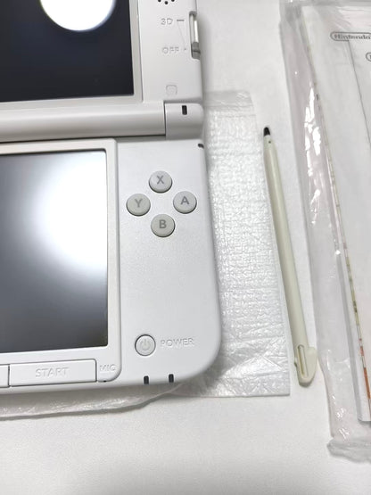 Nintendo 3DS LL - White w original box and acessories