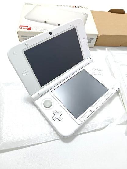 Nintendo 3DS LL - White w original box and acessories