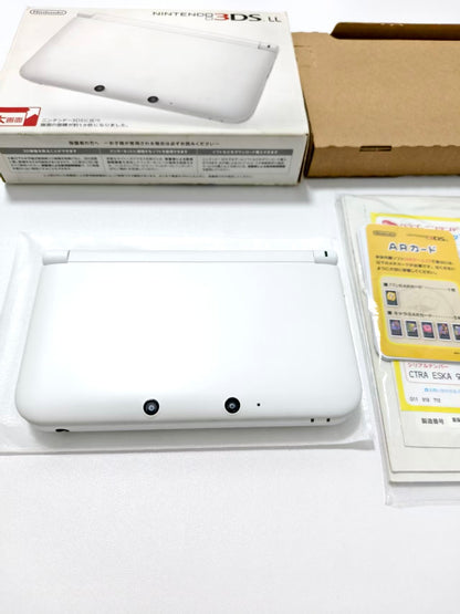Nintendo 3DS LL - White w original box and acessories
