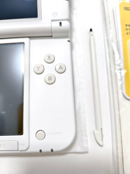 Nintendo 3DS LL - White w original box and acessories