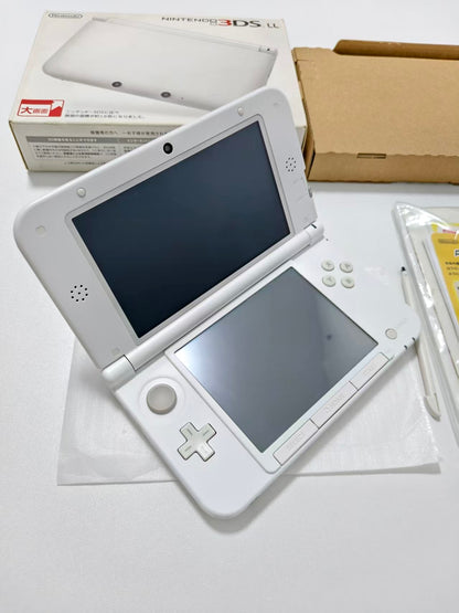 Nintendo 3DS LL - White w original box and acessories