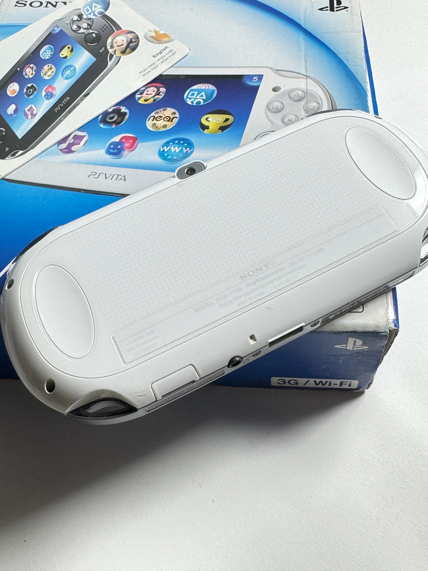 Ps Vita 1000 - Crystal White w original box