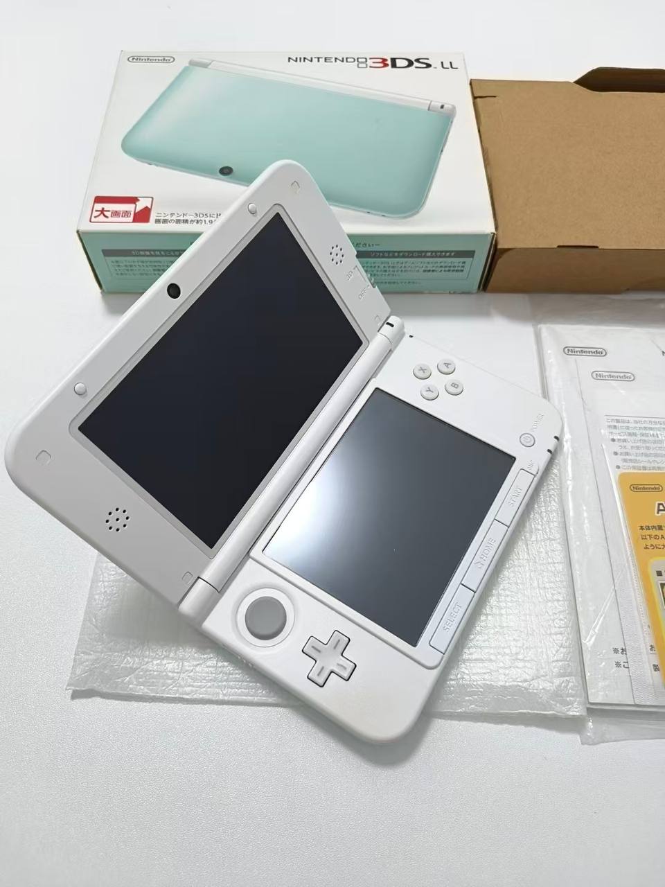 Nintendo 3DS LL - Mint & White w original box