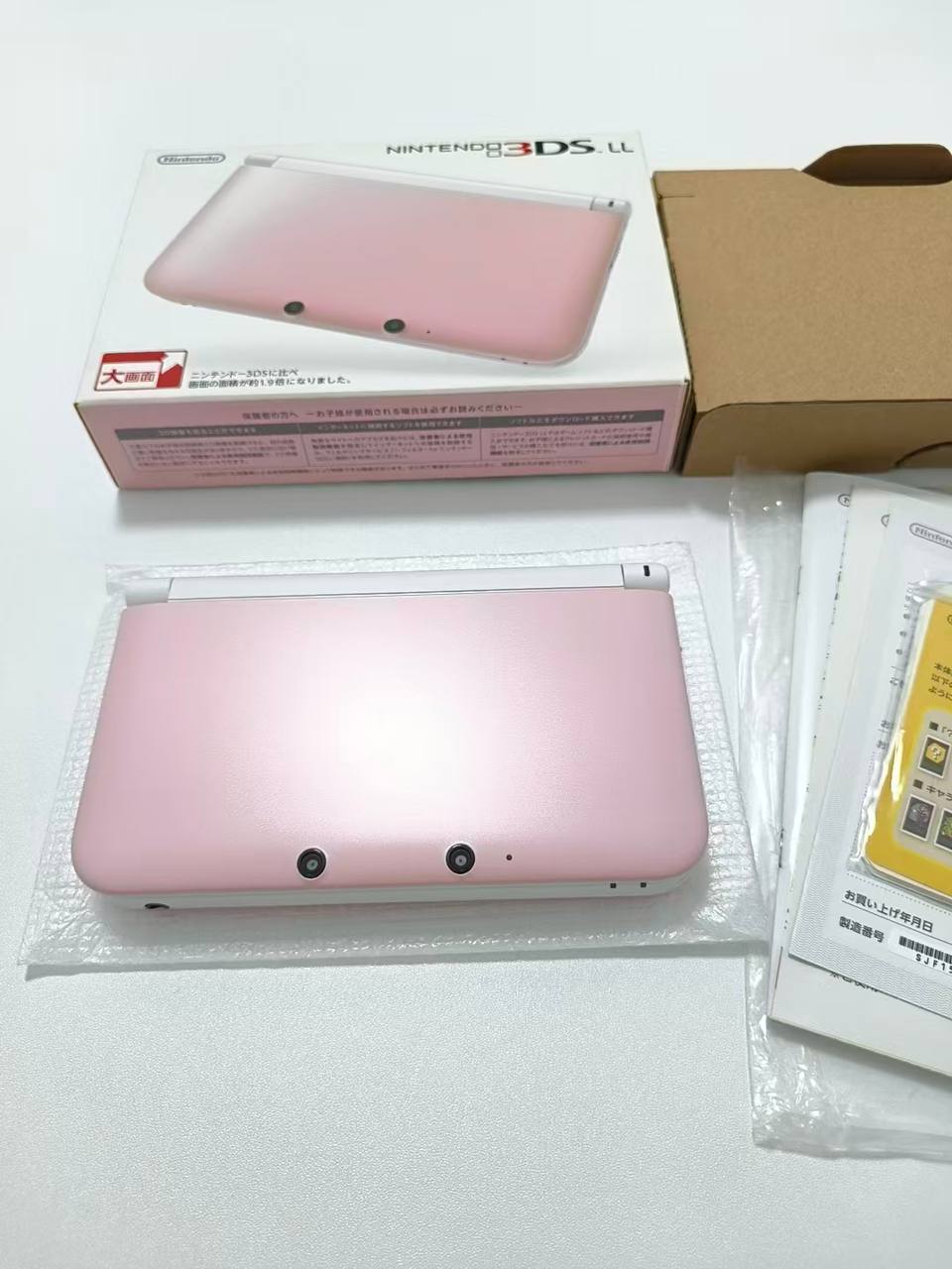 Nintendo 3DS LL - Pink and White w original box