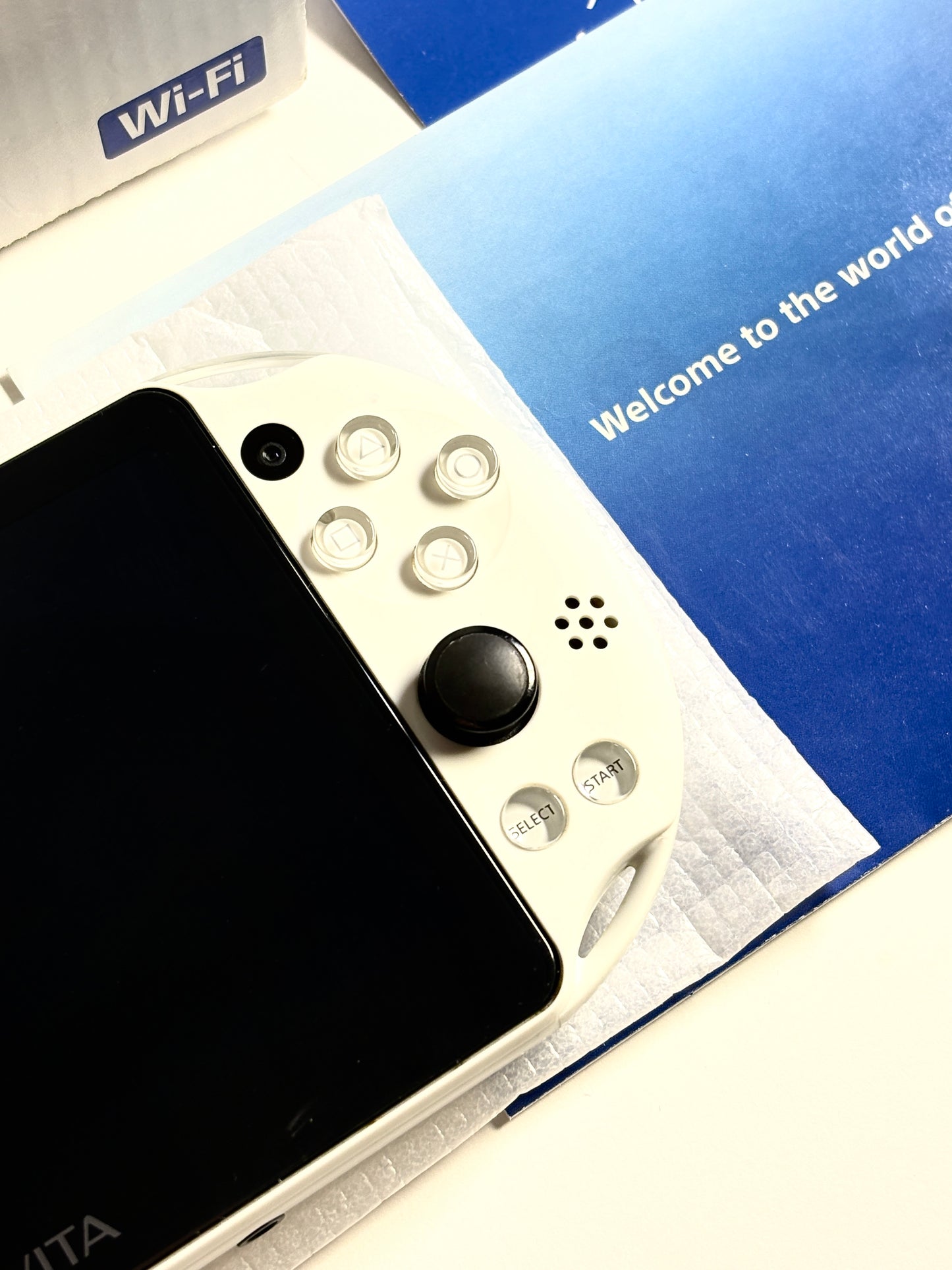 Ps Vita 2000 - Glacier White w Original box and acessories