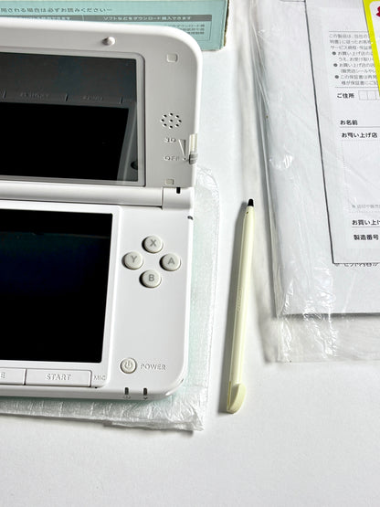 Nintendo 3DS LL - Mint and White w original box and acessories