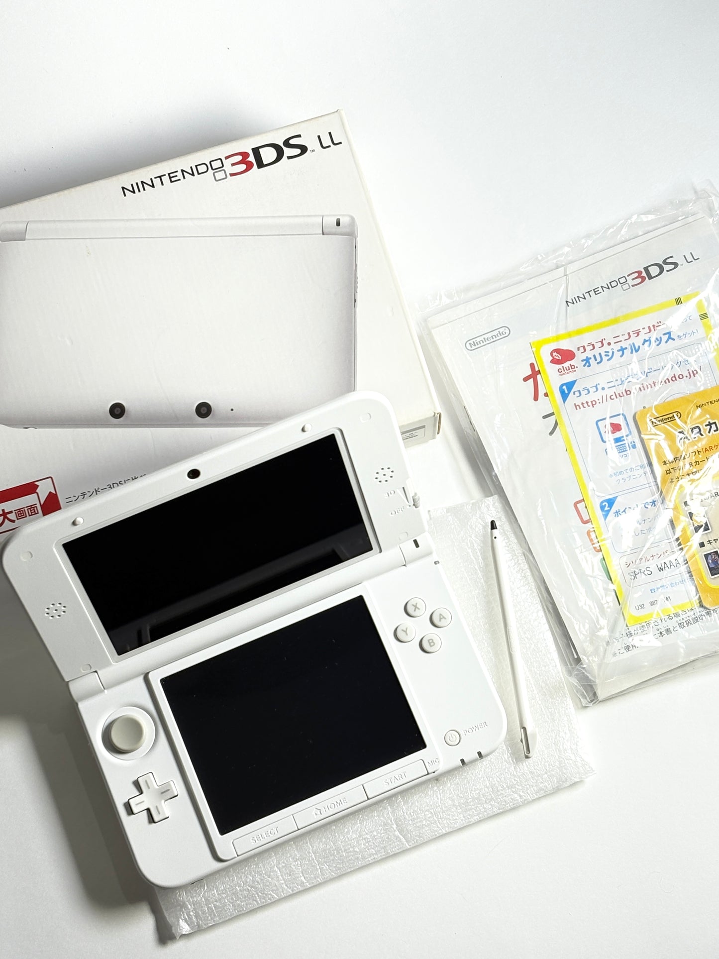 Nintendo 3DS LL - White w original box and acessories