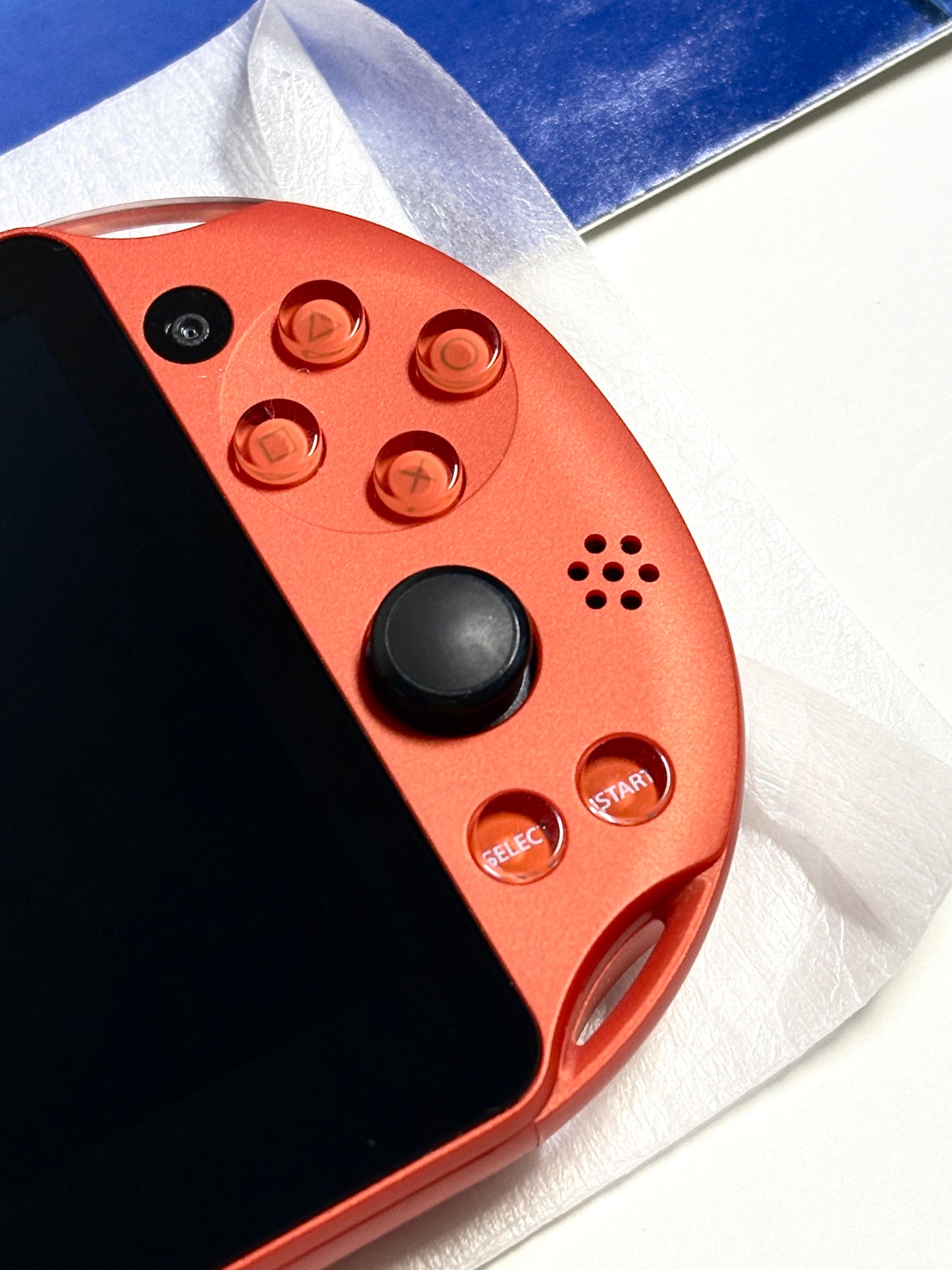 Ps Vita 2000 - Metallic Red w Original box and acessories