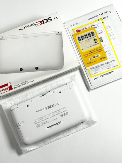 Nintendo 3DS LL - White w original box and acessories
