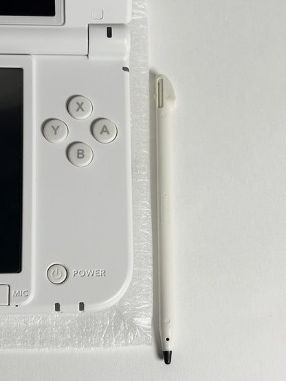 Nintendo 3DS LL - White w original box and acessories