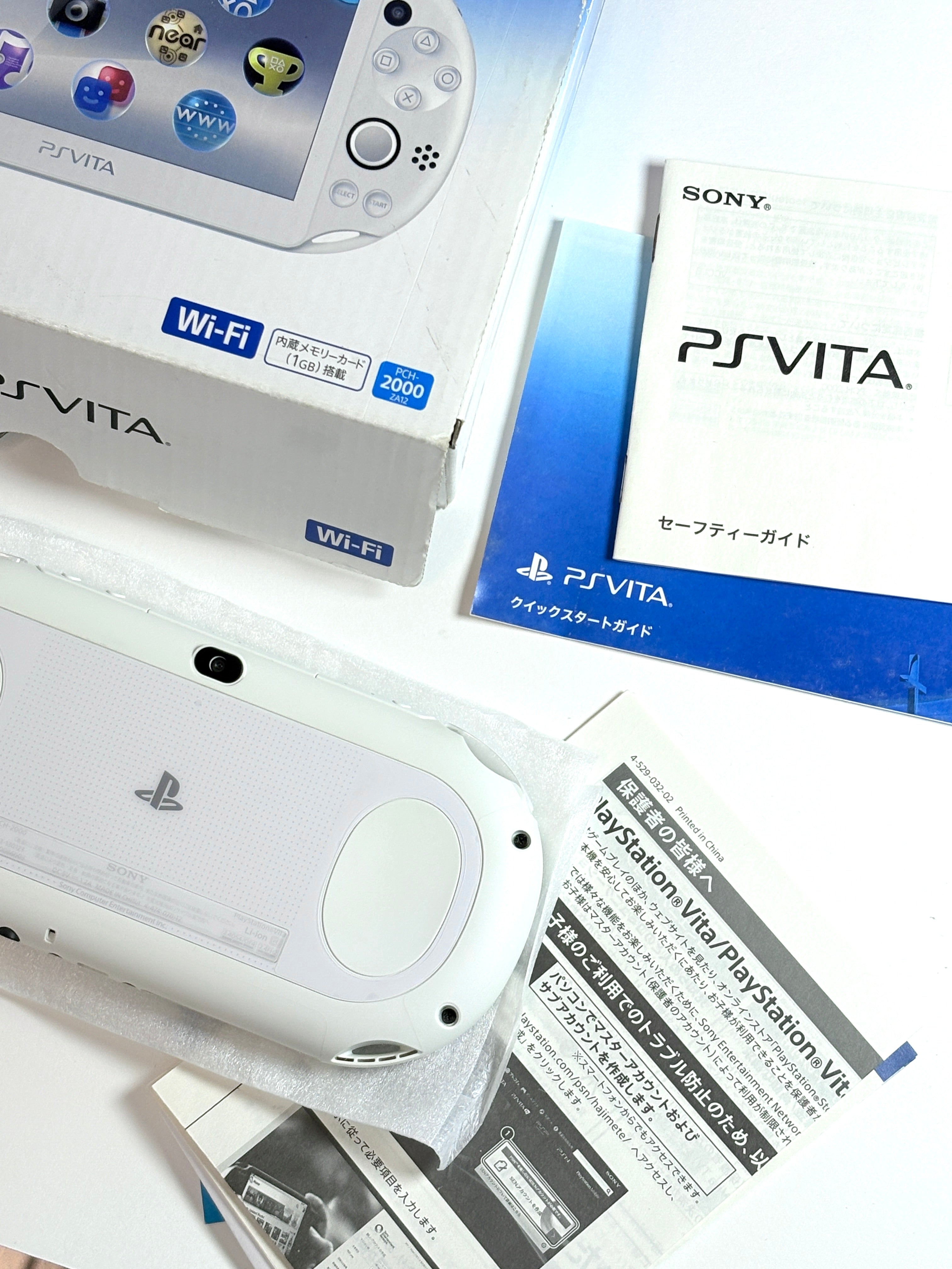 ps vita 2000 セット Amazon | PlayStation Vita Wi-Fiモデル ホワイト (PCH-2000ZA12