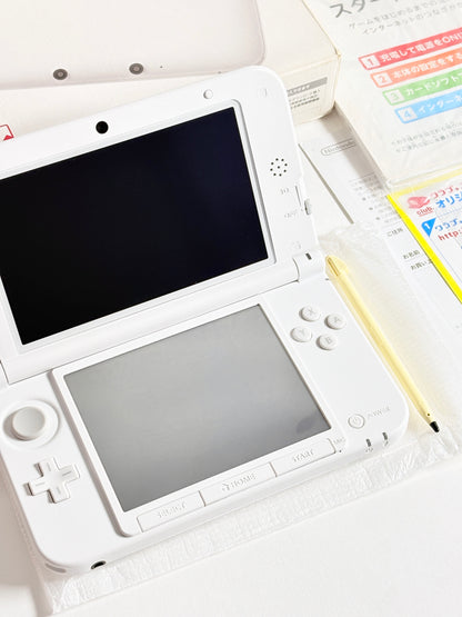 Nintendo 3DS LL - White w original box and acessories