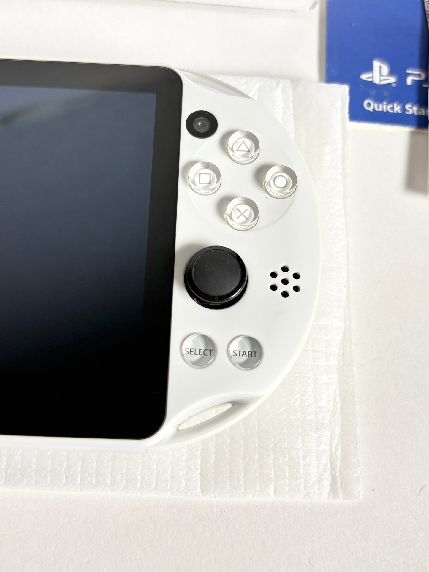 Ps Vita 2000 - Glacier White - w original box and accessories