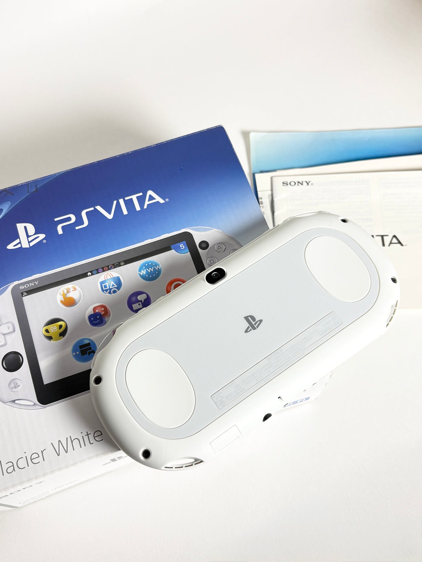 Ps Vita 2000 - Glacier White - w original box and accessories