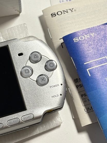PSP 3000 - Silver w original box and acessories